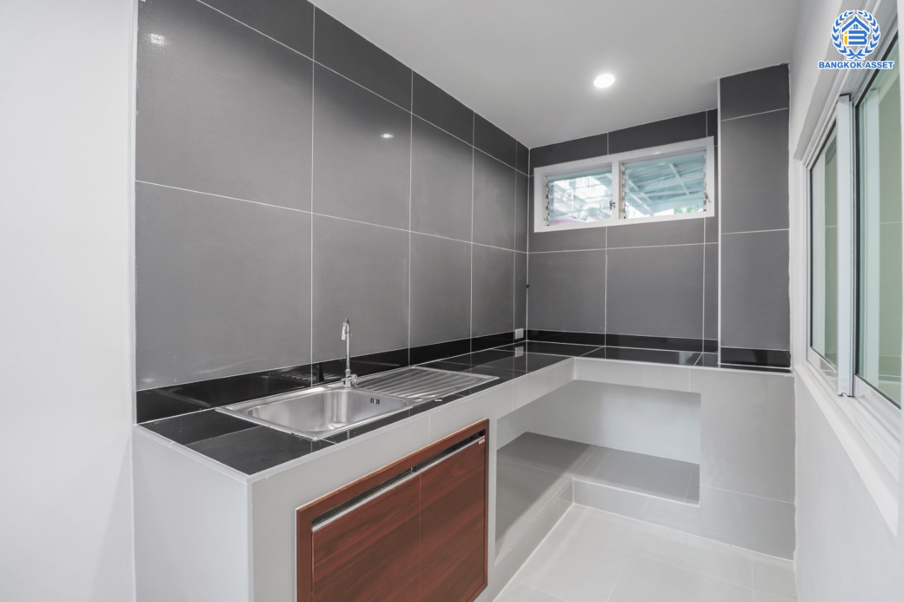 บ้านมือสองตกแต่งใหม่ ม.นนทรีเพลส พระราม5-นครอินทร์ ทาวน์โฮม 3 ชั้น เนื้อที่ 19.5 ตร.ว. ฟังก์ชัน 3 ห้องนอน 3 ห้องน้ำ 2 ที่จอดรถ พร้อม Living Room กว้างขวาง เดินทางสะดวก เข้า-ออกได้หลายเส้นทาง ทั้ง ถ.ราชพฤกษ์ และ ถ.ติวานนท์ ใกล้ทางด่วน "ศรีรัช" และรถไฟฟ้า "สถานีแยกติวานนท์"